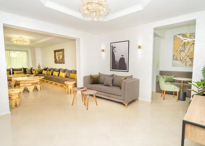 Sleek & Elegant Flat Close To Marina, Ideally Located With Corniche 3\' Away And A Shopping Centre 1\' On Foot