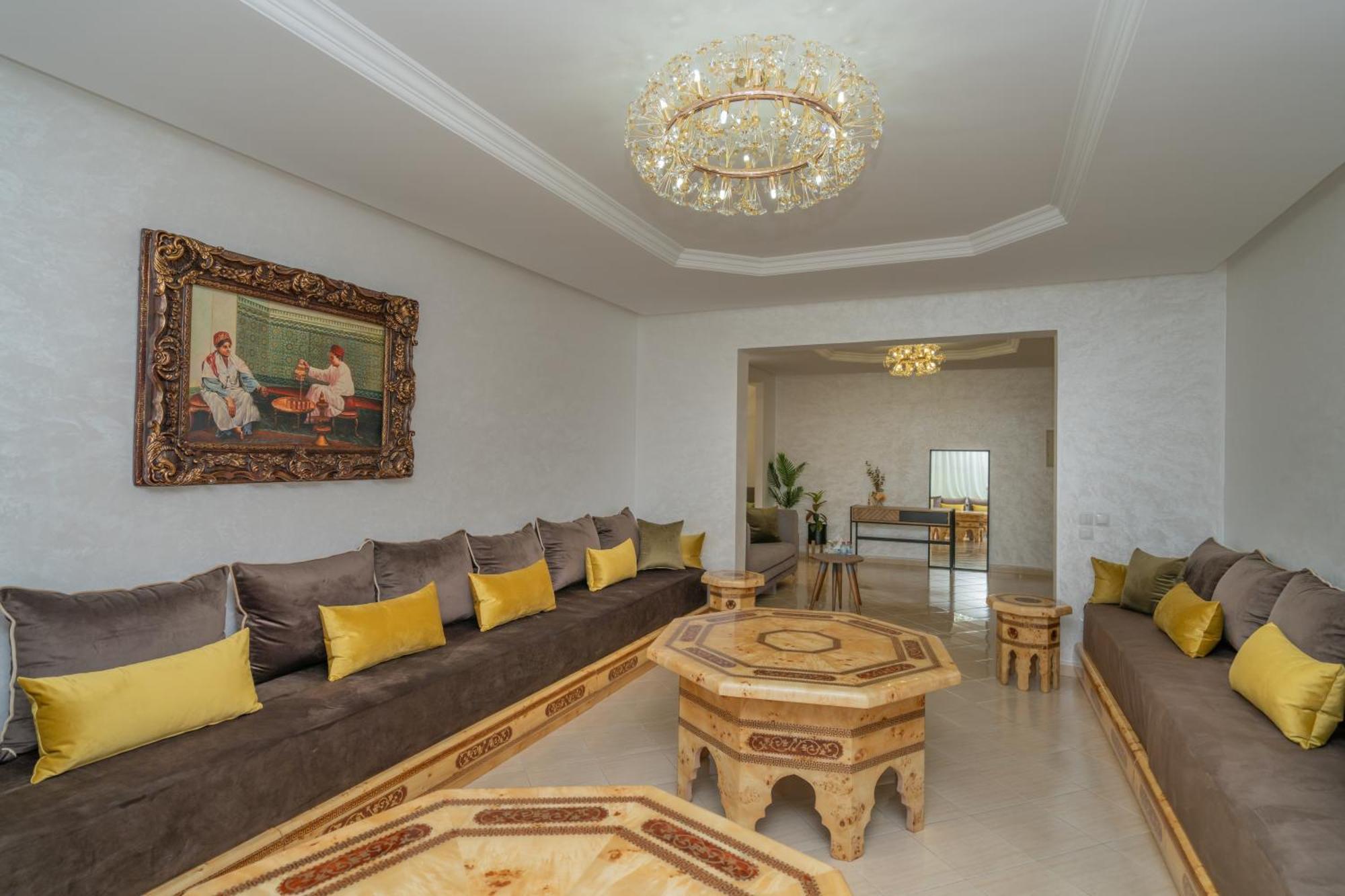 Sleek & Elegant Flat Close To Marina, Ideally Located With Corniche 3' Away And A Shopping Centre 1' On Foot