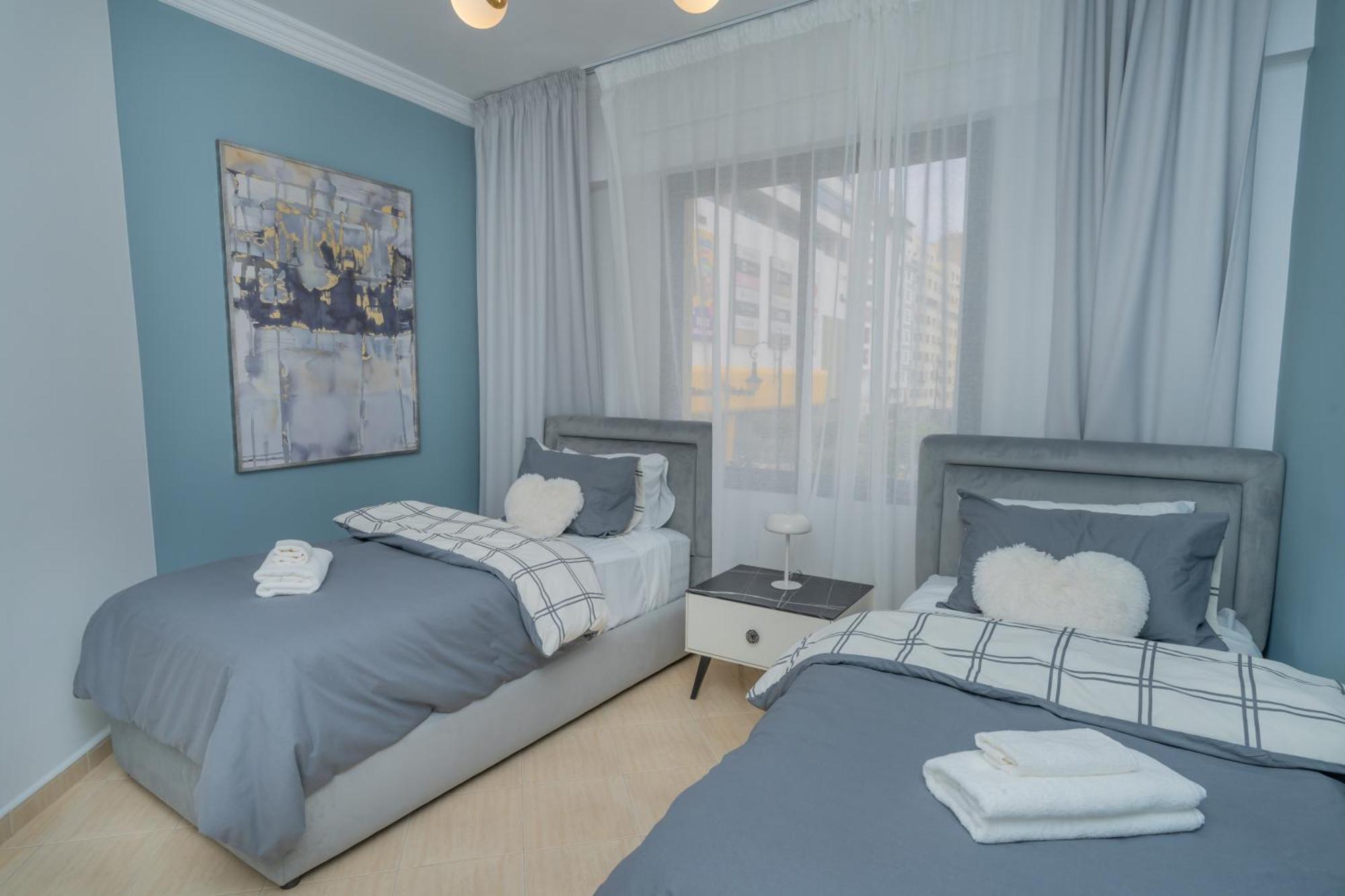 Sleek & Elegant Flat Close To Marina, Ideally Located With Corniche 3' Away And A Shopping Centre 1' On Foot *