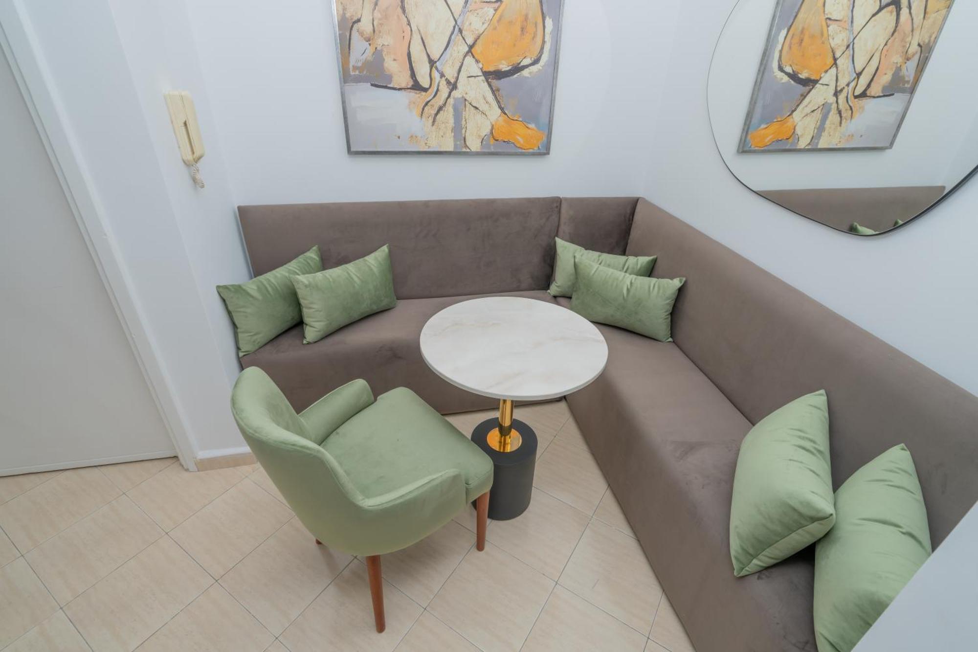 Sleek & Elegant Flat Close To Marina, Ideally Located With Corniche 3' Away And A Shopping Centre 1' On Foot *